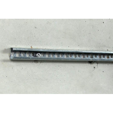 Application image of concrete screw BTS5 with pan head: metal trakc on concrete wall