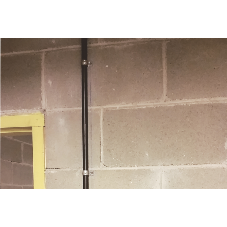 Application image of conduit clip FT: Fixing a metal tube to the concrete wall of a building shell