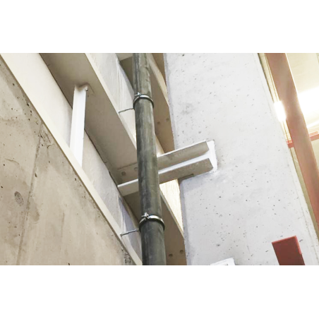 Application image of concrete screw BTS6 H with internal thread: metal pipe on concrete wall