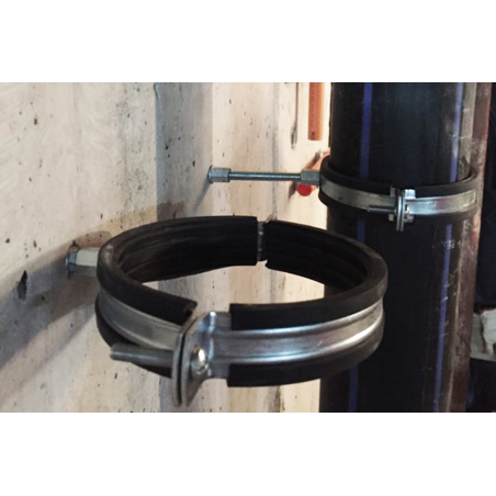 Application image of concrete screw BTS6 H with internal thread: Threaded rod and metal clamp attached to the internal thread of the BTS