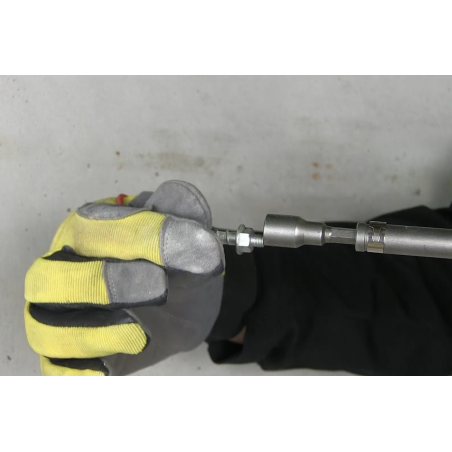 Application image of concrete screw BTS6 E with connecting thread: BTS is inserted into setting tool for hexagon head screws