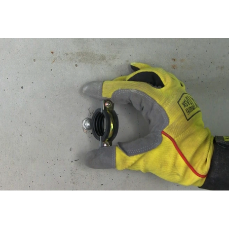 Application image of concrete screw BTS6 E with connecting thread: A metal clamp is screwed onto the connecting thread of the concrete screw