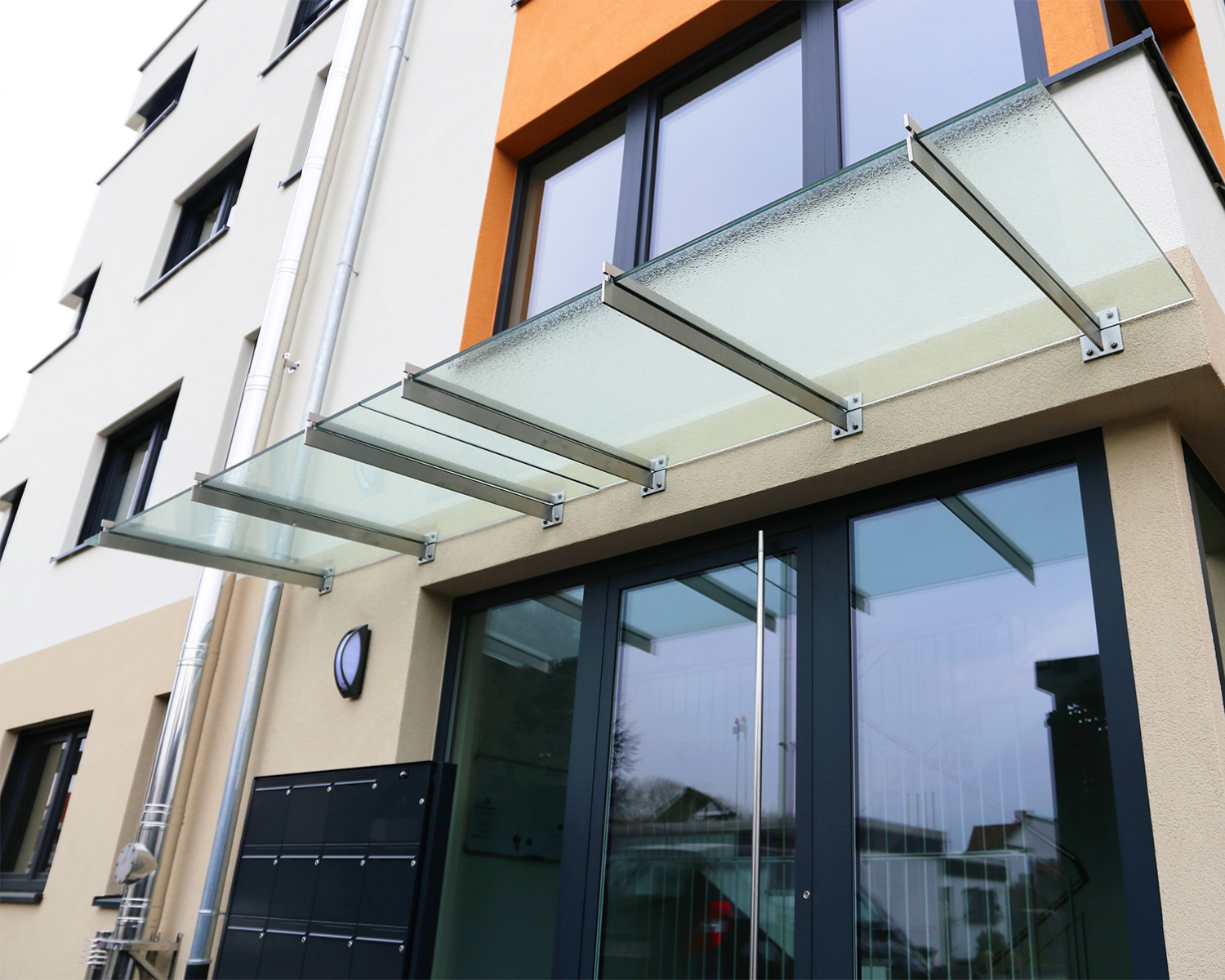 Vivienda con placas solares instaladas con un sistema de soportación para paneles fotovoltaicos de CELO