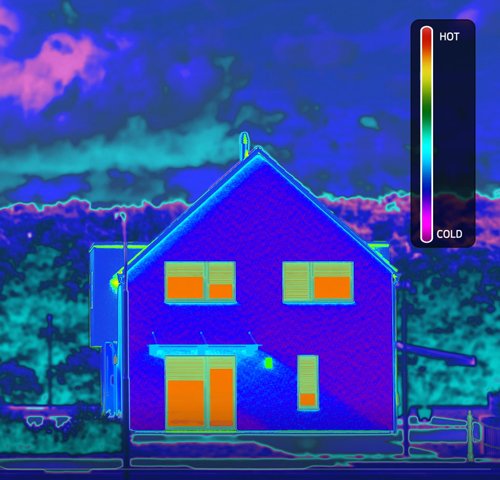 thermal camera picture of an well isolated house