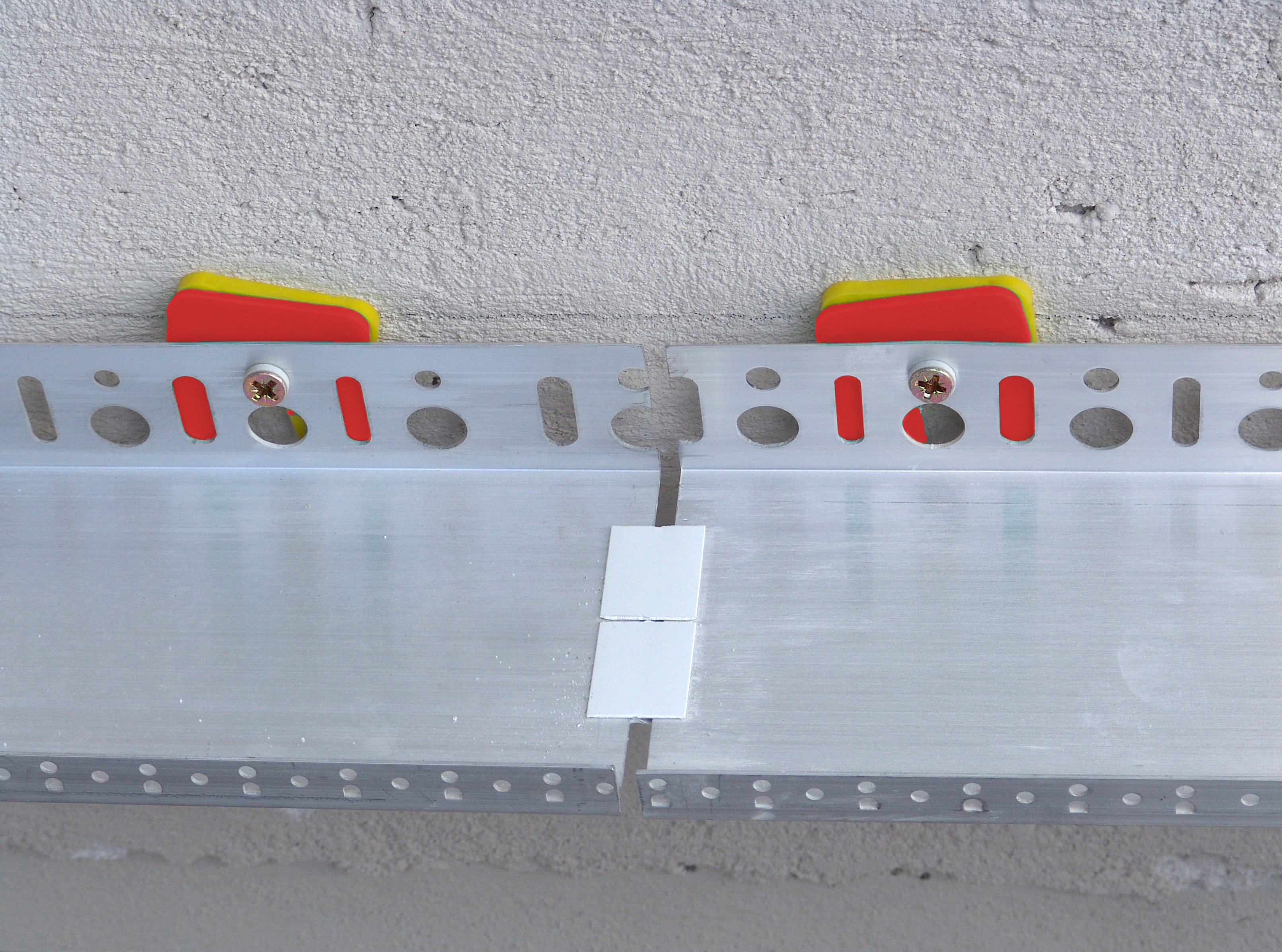 metall bars mounted to a wall including distance plates DP